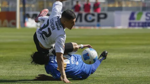 Alan Medina disputa un balón con Lucas Cepeda en un duelo entre Everton y Colo Colo.