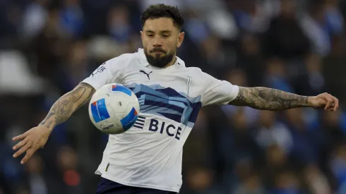 El futuro de Eugenio Mena en Universidad Católica sigue sin aclararse.