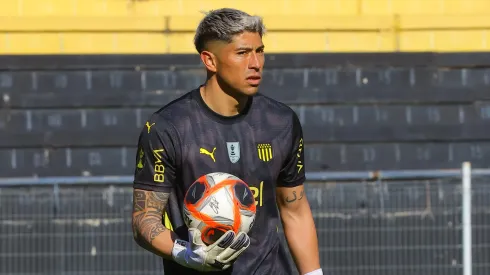 Cortés recibe portazo de Peñarol y debe buscar club