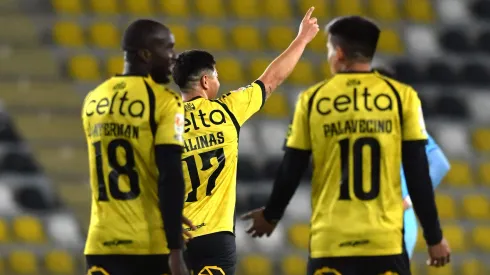 Francisco Salinas avanza para llegar a Colo Colo.