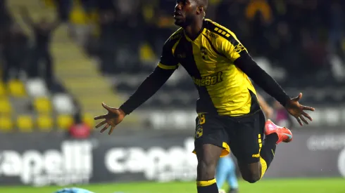 El delantero se va a los brazos de la ex.