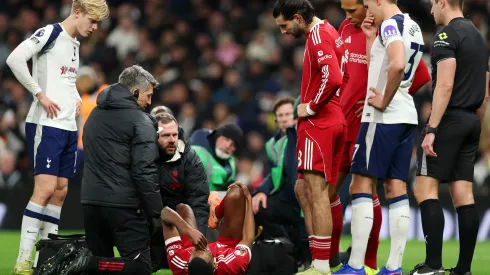 Alexander Isak se lesionó tras marcar con Liverpool.