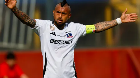 Vidal vuelve a poner paños fríos en Colo Colo por la Kings League.
