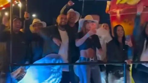 Arturo Vidal fue parte de un desfile en Colombia antes de volver a Colo Colo.