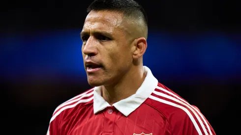 Alexis Sánchez mira preocupado las movidas en delantera que piensa el Sevilla.