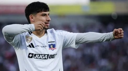 El delantero que dejaría Colo Colo en las próximas horas reapareció en redes con sorpresiva camiseta.
