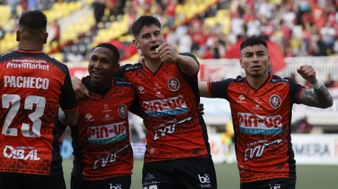 Figura tomatera se deja querer entre dos rivales del fútbol chileno.