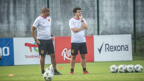 Pedro Gonçalves (à direita) faz história ao serviço de Angola. Foto: Imago