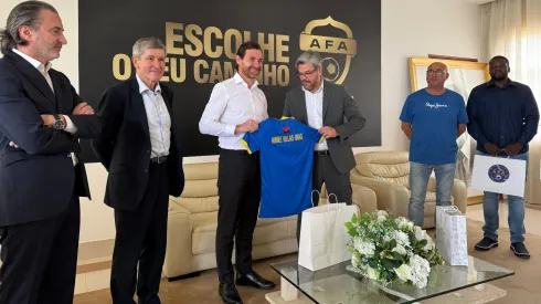 André-Villas Boas em visita à Academia de Futebol de Angola. Foto: FC Porto