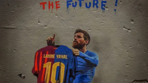 Um mural na Catalunha com Lionel Messi a segurar uma camisola de Lamine Yamal. Foto: Imago