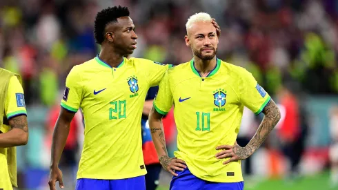 Vini Jr e Neymar durante o Mundial de 2022. Foto: Imago