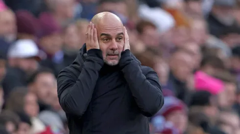 Pep Guardiola "incrédulo" perante mais um derrota do Manchester City, desta vez contra o Aston Villa. Foto: Imago