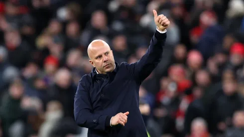 Arne Slot continua confortável na liderança da Premier League, com o Liverpool