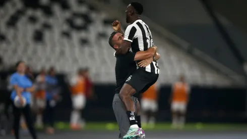 Artur Jorge a comemorar com o internacional angolano Bastos Quissanga. Foto: Getty