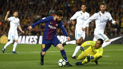 Keylor Navas e Lionel Messi num confronto entre Barcelona e Real Madrid, em 2018. Foto: Getty