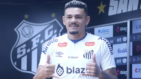 Tiquinho Soares já leva três jogos com o Santos, mas só foi apresentado oficialmente após a chegada de Neymar ao clube. Foto: Agif
