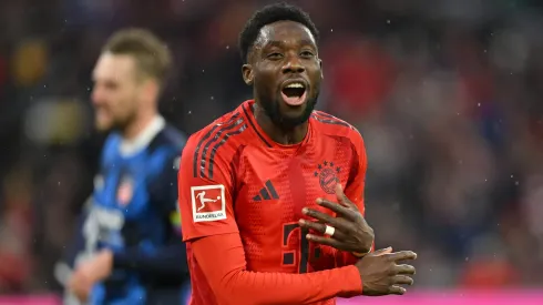 Alphonso Davies renovou com o Bayern de Munique. Foto: Getty Images