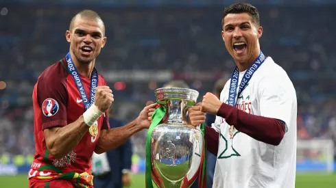 Pepe e Cristiano Ronaldo venceram juntos o Europeu em 2016, com Portugal. Foto: Getty