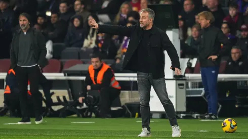 Hansi Flick a dar indicações para os jogadores do Barcelona, durante o jogo. Foto: Getty