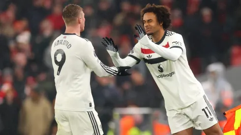 Rasmus Hojlund e Joshua Zirkzee, avançados do Manchester United. Foto: Getty Images