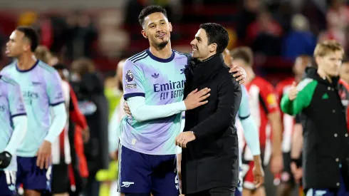 Mikel Arteta (à direta) e William Saliba (à esquerda), atualmente duas grandes figuras do Arsenal. Foto: Getty