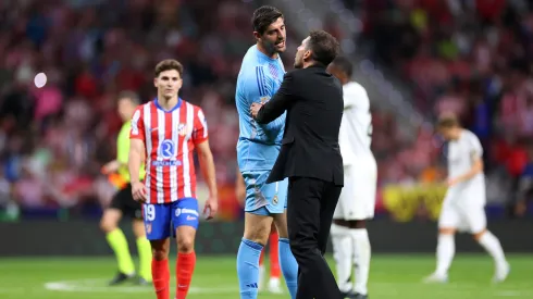 Courtois e Simeone em Atlético Madrid x Real Madrid. Foto: Florencia Tan Jun/Getty Images.