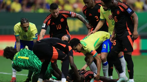 O momento após o choque entre Alisson Becker e Davinson Sanchez, no Brasil x Colômbia. Foto: Getty