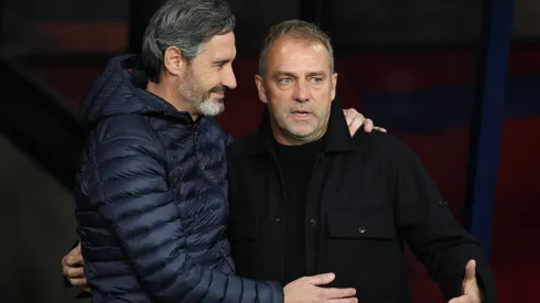 Os treinadores de Osasuna e Barcelona,<br />
respetivamente Vicente Moreno<br />
e Hansi Flick, a cumprimentarem-se. Foto: Getty