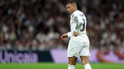 Kylian Mbappé envolvido num lance polémico. Foto: Getty Images