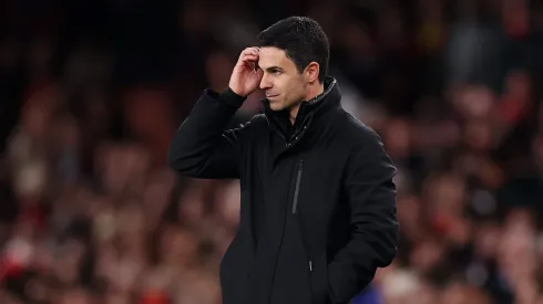 Mikel Arteta pensativo no jogo entre o Arsenal e o Crystal Palace. Foto: Getty