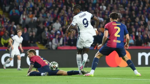 O momento em que Marcus Thuram faz um grande gesto técnico para inaugurar, bem cedo, o marcador do Barcelona x Inter. Foto: Getty
