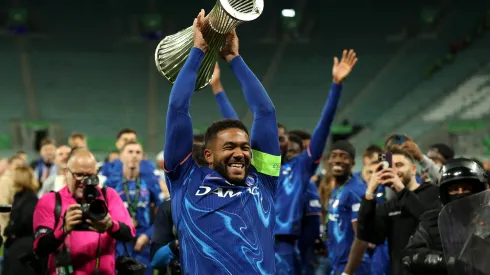 Reece James, capitão do Chelsea, a levantar o troféu da prova. Foto: Getty