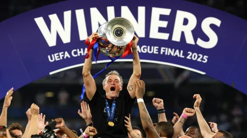 Luis Enrique ergue a Taça da Champions League que conquistou pelo PSG. Foto: Carl Recine/Getty Images