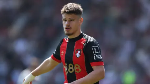 Milos Kerkez está a caminho de Anfield para reforçar o Liverpool. Foto: Ryan Pierse/Getty Images