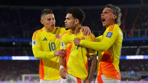 Luis Díaz (ao centro) marcou um golaço no Argentina x Colômbia. Foto: Getty