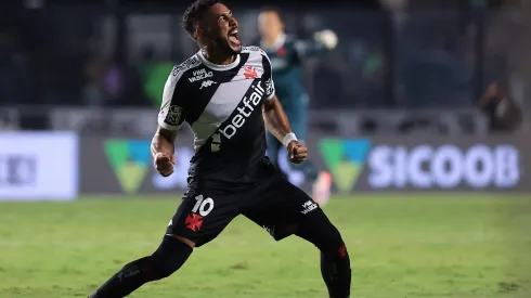 Dimitri Payet, antigo internacional francês que deixou o Vasco da Gama no início de junho foi acusado de agredir a advogada com quem se envolveu.