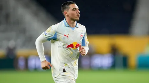 O médio criativo Oscar Gloukh, do Salzburgo, chegou a ser associado ao interesse do FC Porto, mas, afinal está a caminho do Ajax.