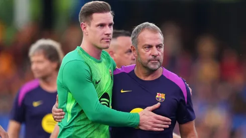 Hansi Flick com Ter Stegen no Barcelona x Como. Foto: Getty Images