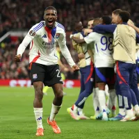 Clinton Mata, internacional por Angola, renova contrato com o Lyon até 2028 e mantém-se como peça-chave da defesa francesa