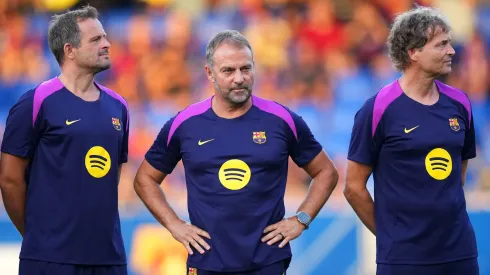 Hansi Flick juntamente com parte da equipa técnica do Barcelona. Foto: Getty