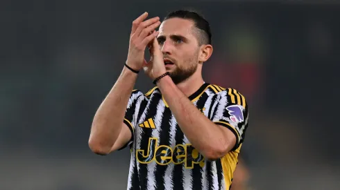 Adrien Rabiot é reforço de 'peso' para o AC Milan, que aproveita o facto de o internacional francês ter sido afastado no Marselha após cenas de violência com Jonathan Rowe.