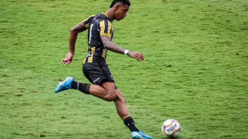 Destaque do Goiás entra na mira de clubes da Série A