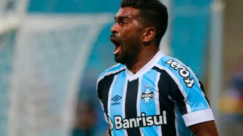 Thiago Santos comemora o gol marcado diante do São Paulo (Foto: Getty Images)
