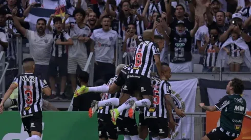 Jogadores do Galo comemoram com a torcida um dos gols desta tarde (Foto: Getty Images)