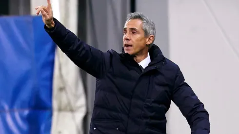 Paulo Sousa foi surpreendido por torcedores do Flamengo no aeroporto de Portugal (Foto: Pedro Salado/Quality Sport Images/Getty Images)