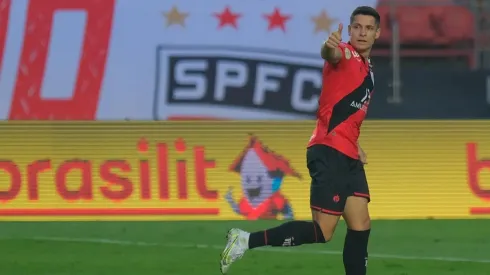 Matheus Barbosa é alvo do Vasco e negócio pode terminar com final feliz (Foto: Marcello Zambrana/AGIF)