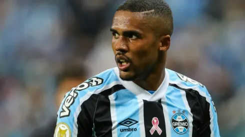 Douglas Costa, atacante do Grêmio (Foto: Pedro H. Tesch/AGIF)