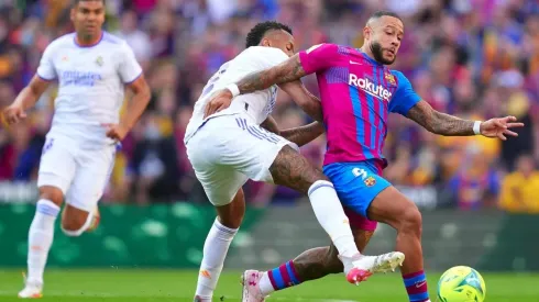 Militão e Depay disputam a bola dentro de campo (Foto: Getty Images)