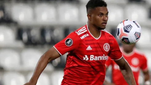 Lucas Ribeiro, em campo pelo Internacional (Foto: Getty Images)
