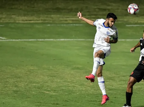 Gigante brasileiro avança nas negociações por centroavante